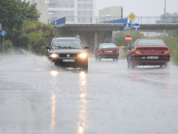 PSP: 730 interwencji strażaków po burzach z gradem